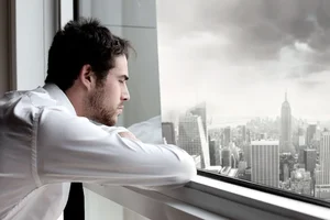 1682390763_sneg-top-p-chelovek-zadumalsya-kartinki-krasivo-42 — копия.webp